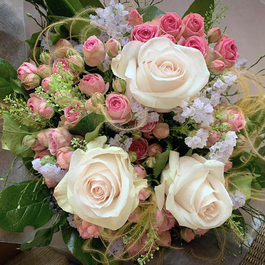 Klassischer Blumenstrauß mit Rosen - Der Blumenladen Rauch GmbH