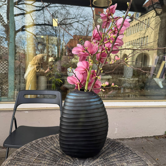 Große Vase aus mattem dunkelblauem Glas - Der Blumenladen Rauch GmbH
